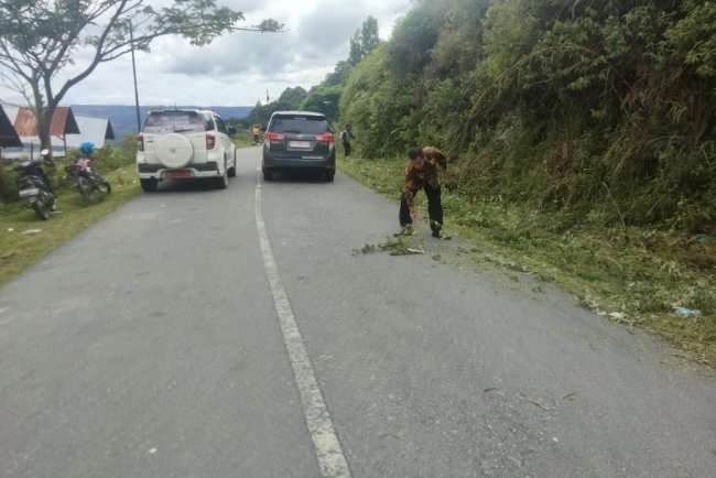 Gotong-royong sepanjang jalan Aek Rangat