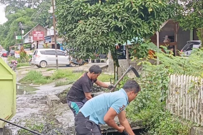 Gotong-royong membersihkan gorong-gorong di jalan Sijoro-joro Kelurahan Pintusona