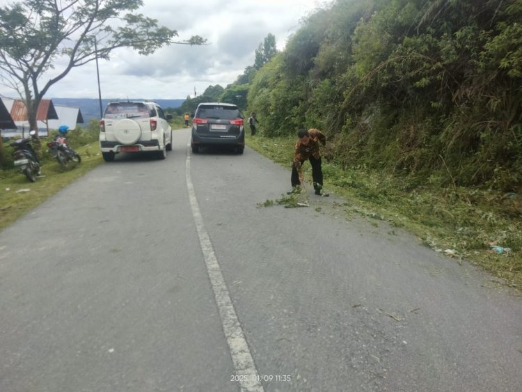 Gotong-royong sepanjang jalan Aek Rangat